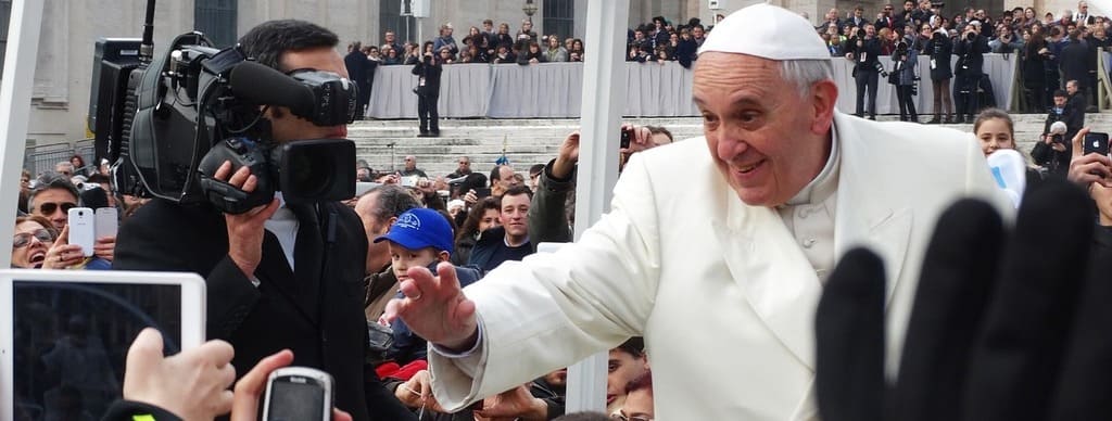 Papa Francisco saludando desde el PapaMóvil, acude a una Audiencia Papal