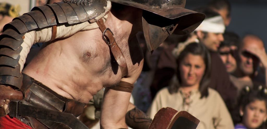 Imagen de un gladiador a punto de luchar vestido con el armamento típico