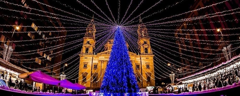 Visita las Ferias del centro, no te pierdas las luces y arboles navideños repartidos por la ciudad.