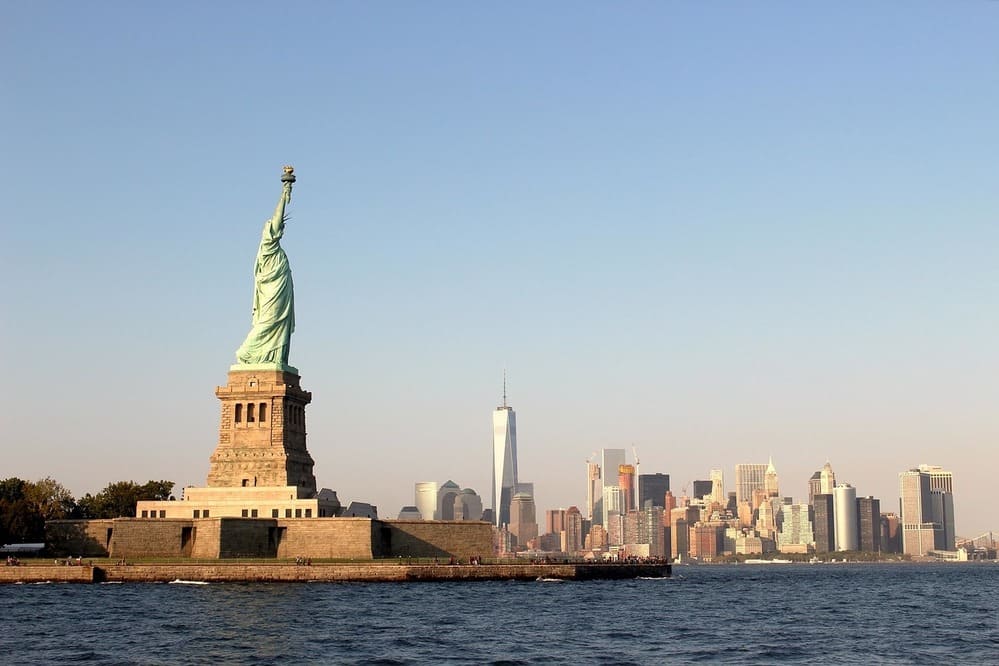 Estatua de la libertad con Manhattan de fondo en un día invernal.