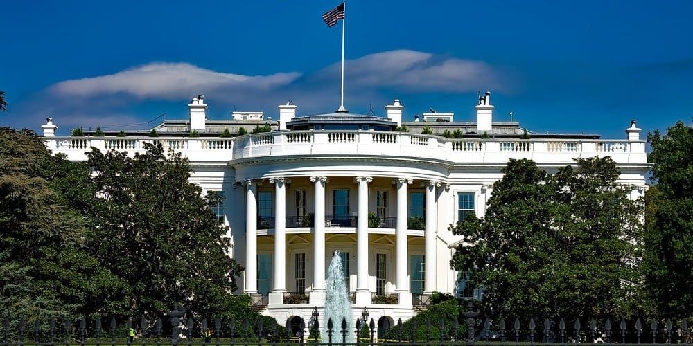 Imagen de la fachada de la Casa Blanca durante un tour por Washington D. C. desde Nueva York