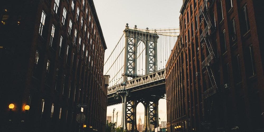 Vista del puente de Brooklin durante el tour de contrastes en Nueva York