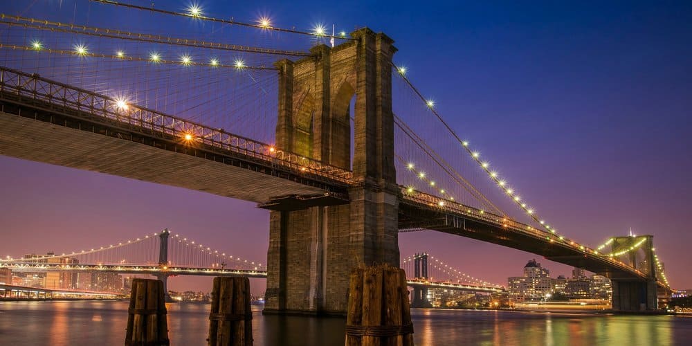 Panorámica del Puente de Brooklyn durante la noche.
