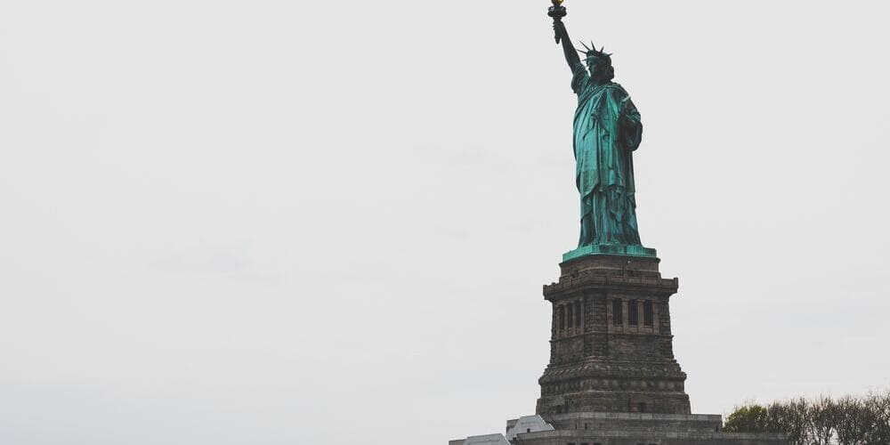 Imagen panorámica de la Estatua de la Libertad de Nueva York en Ellis Island.