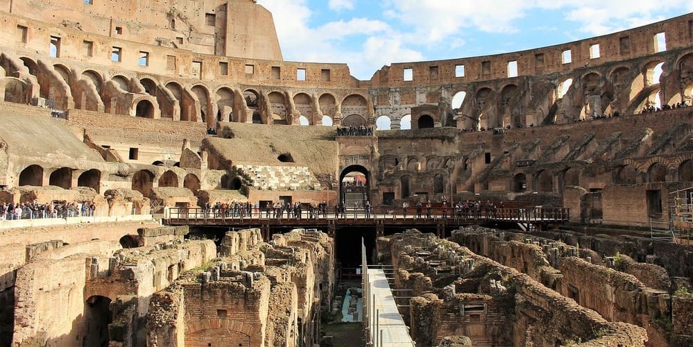Imagen del foso del Coliseo. Durante la visita al Coliseo de noche se baja a ver esta zona del monumento.