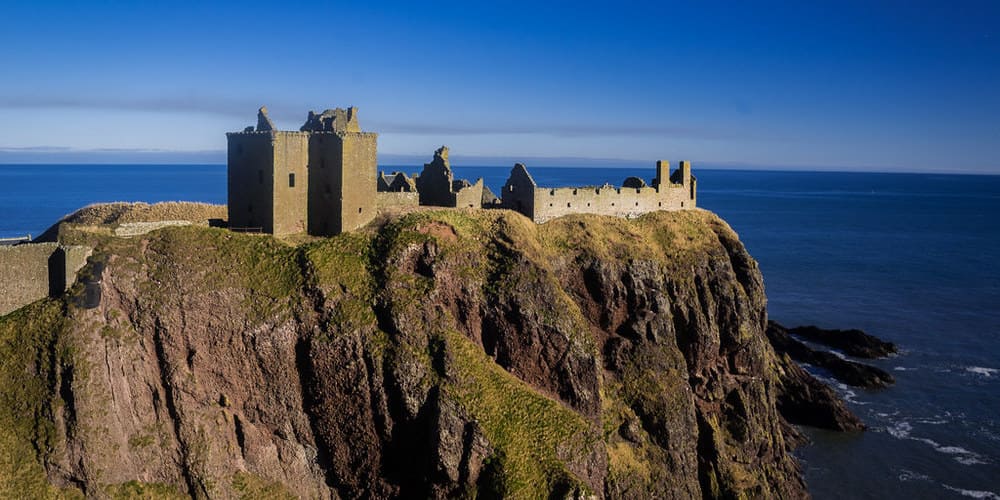 Imagen panorámica del peñón en el que se encuentra el Castillo de Dunnottar.