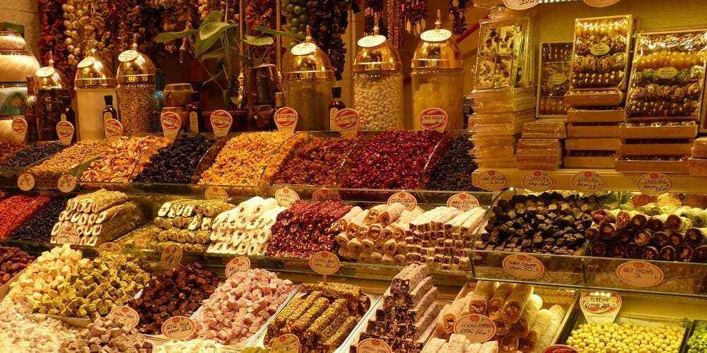 Comida en el Gran Bazar para reconfortar a los turistas del clima en Estambul en junio.