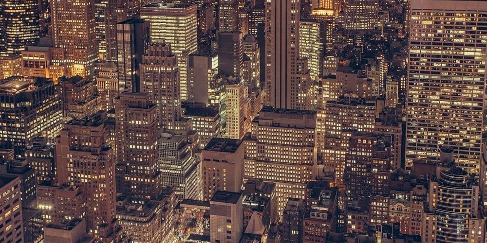 Rascacielos en Nueva York de noche