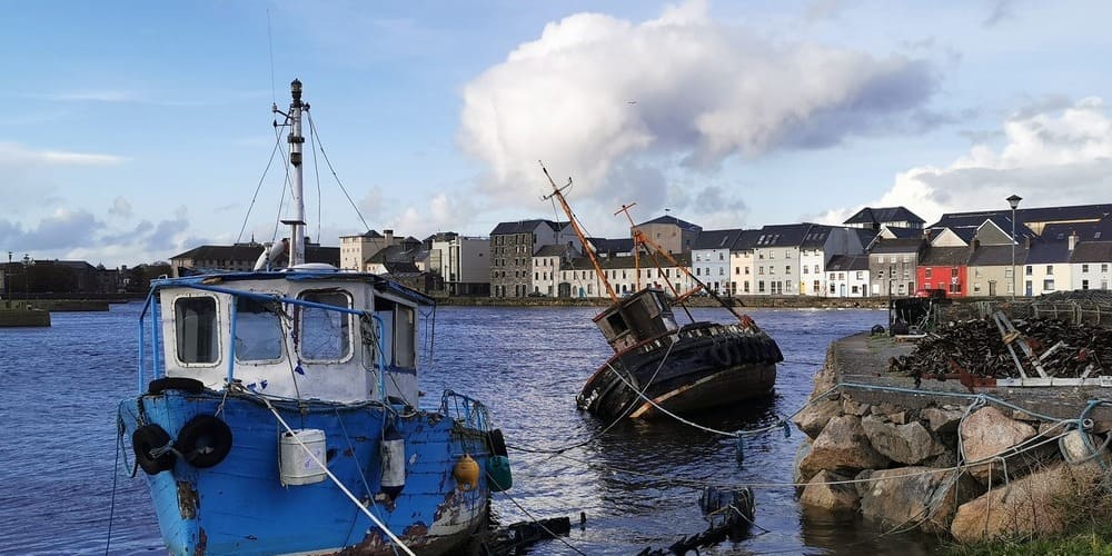 Barcos varados en el puerto de Galway durante el tiempo frío en Dublín en abril.