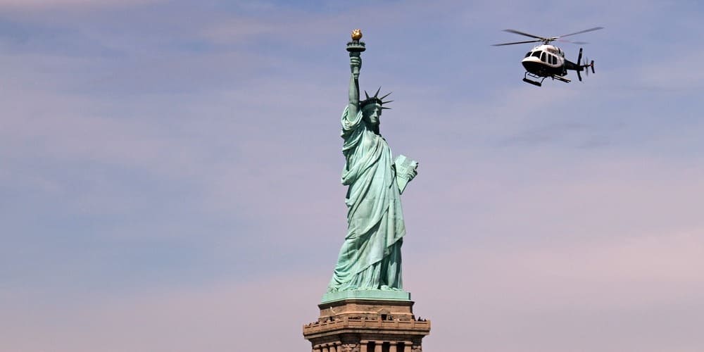 Helicóptero de turismo sobre la Estatua de la Libertad.
