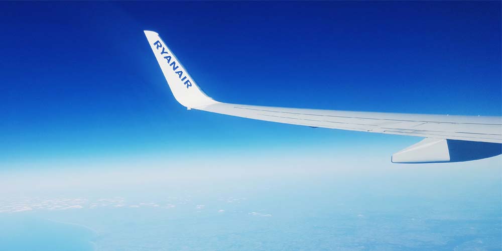 El ala de un avión de Ryanair en el cielo.