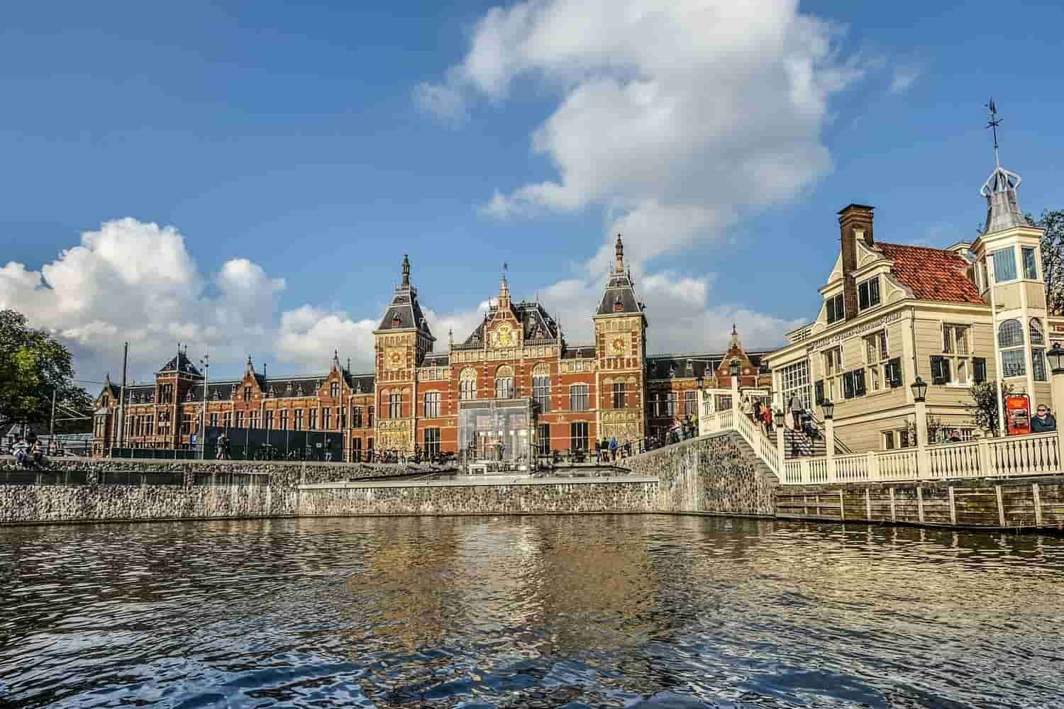Estación Amsterdam Centraal: cómo llegar y salidas populares
