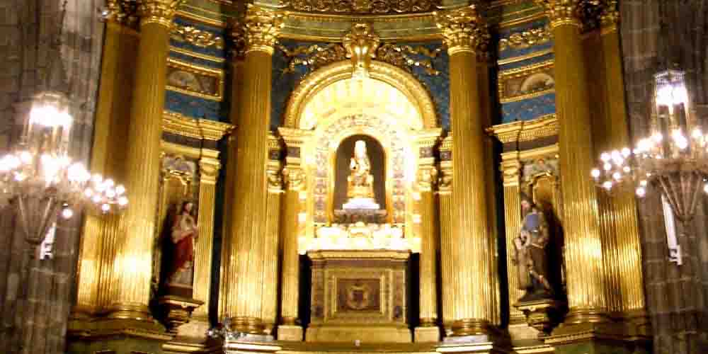 Retablo de la Basílica de Begoña con una escultura de la Virgen.