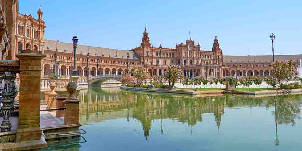 El canal y los monumentos que forman la Plaza España de Sevilla.