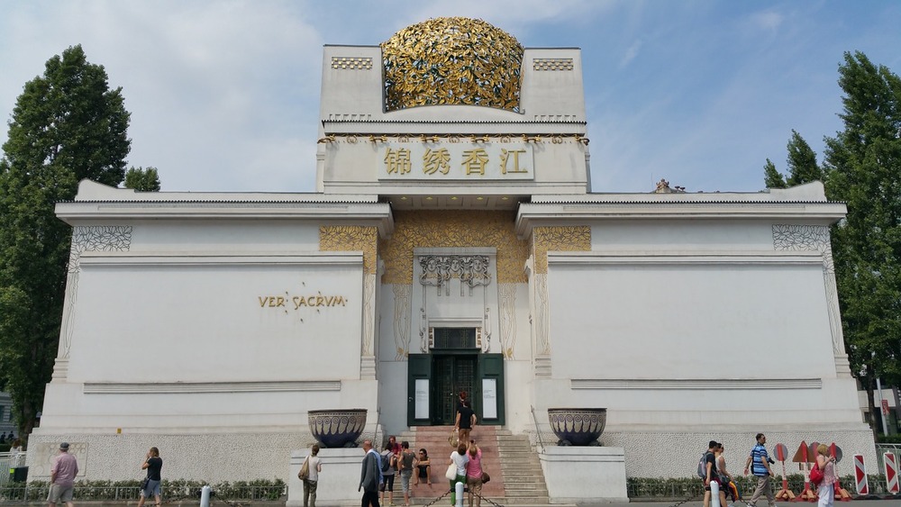 Vista frontal del museo de la Secesión de Viena