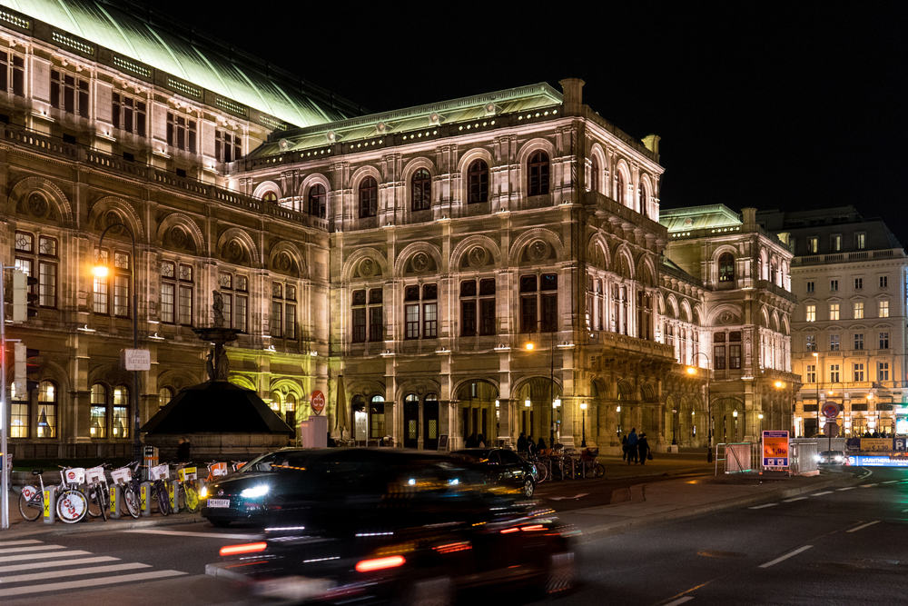 Vista nocturna de la Ópera de Viena.
