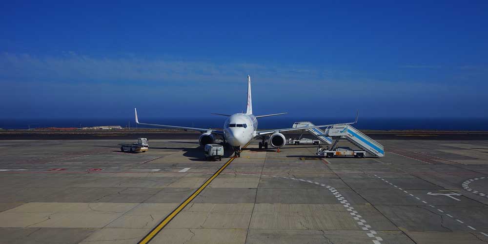 El avión es la manera más rápida y cara para ir de Tenerife a La Gomera.