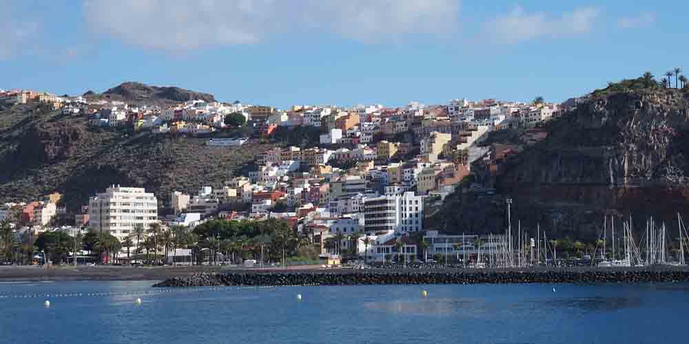 El Puerto de los Cristianos para llegar a La Gomera desde Tenerife en barco.
