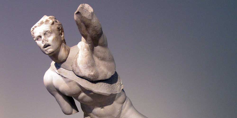 Estatua del período helénico que alberga el Museo Arqueológico de Atenas.