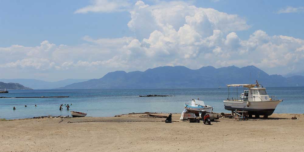 Playa de arena que ver en Egina en el Golfo Sarónico.
