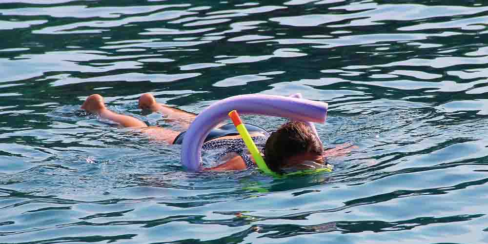 La Cala Morell es uno de los mejores sitios donde hacer snorkel en Menorca con niños.
