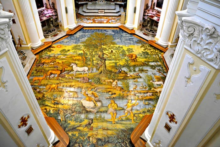 Mosaico "El jardín del Edén" ubicado en la Iglesia de San Michele. Una obra de arte espectacular digna de visitar en tu excursión a Anacapri.