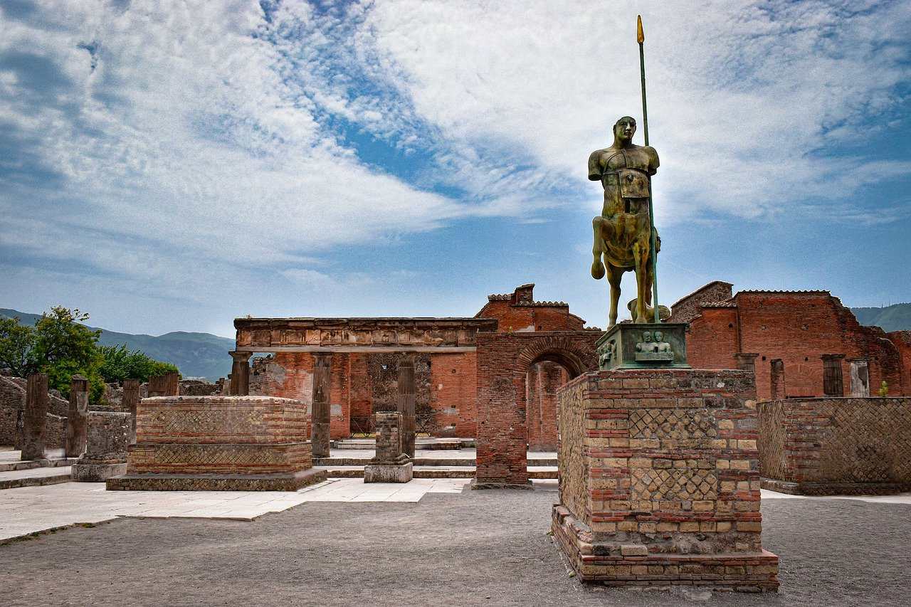 Estatua de un guerrero a caballo en una plaza de la villa romana de Pompeya.