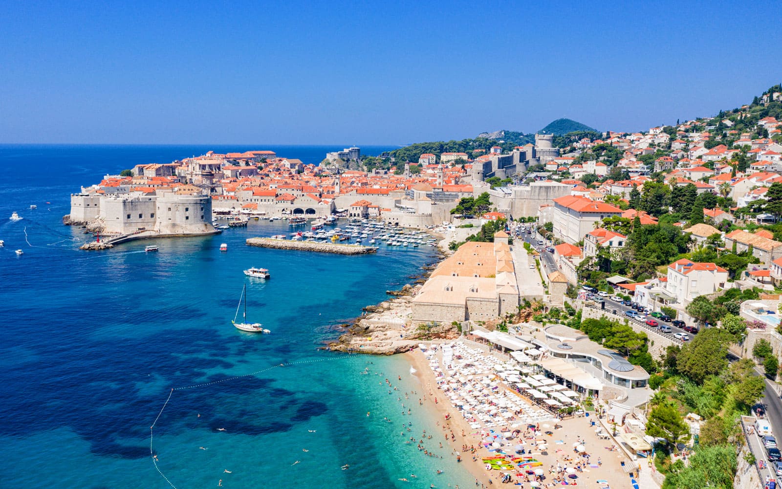 Playa de la ciudad de Dubrovnik con vistas al casco antiguo de la ciudad
