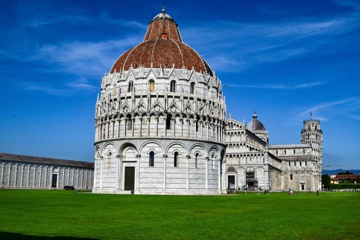 Baptisterio de Pisa, edificio inclinado.