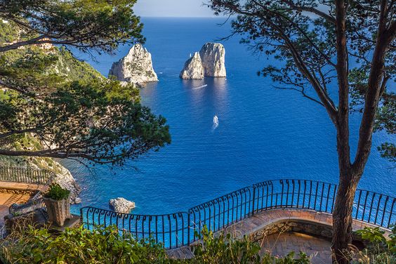 Vista desde el magnífico paseo de Belvedere Tragara, que ofrece innumerables rincones para observar la costa de la isla de Capri y una panorámica de los Farafelles.