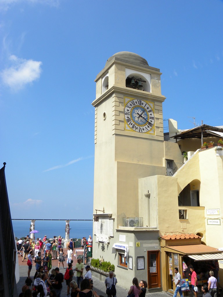 La Piazzeta es la plaza más famosa de Capri. Visitada por miles de turistas y famosos en todas las épocas del año, cuenta con un mirador con impresionantes vistas de la costa y el puerto.