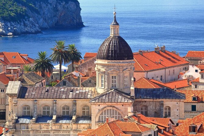 Vista de la catedral de la ciudad de Dubrovnik alzada sobre la ciudad.