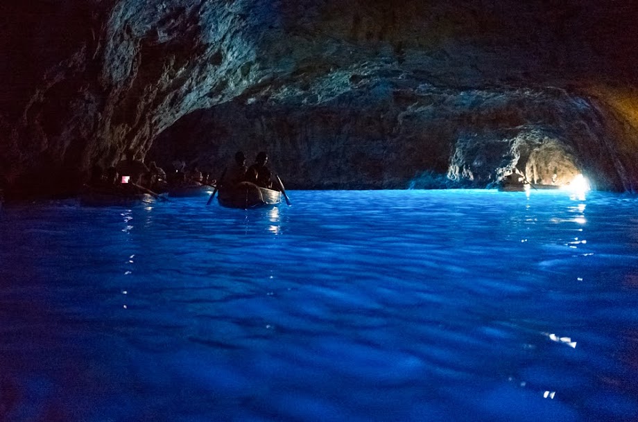 La Gruta Azul, conocida también como La Catedral Azul, es un espectáculo que juega con la luz filtrada en la gruta, dándole ese característico y enigmático color azul.