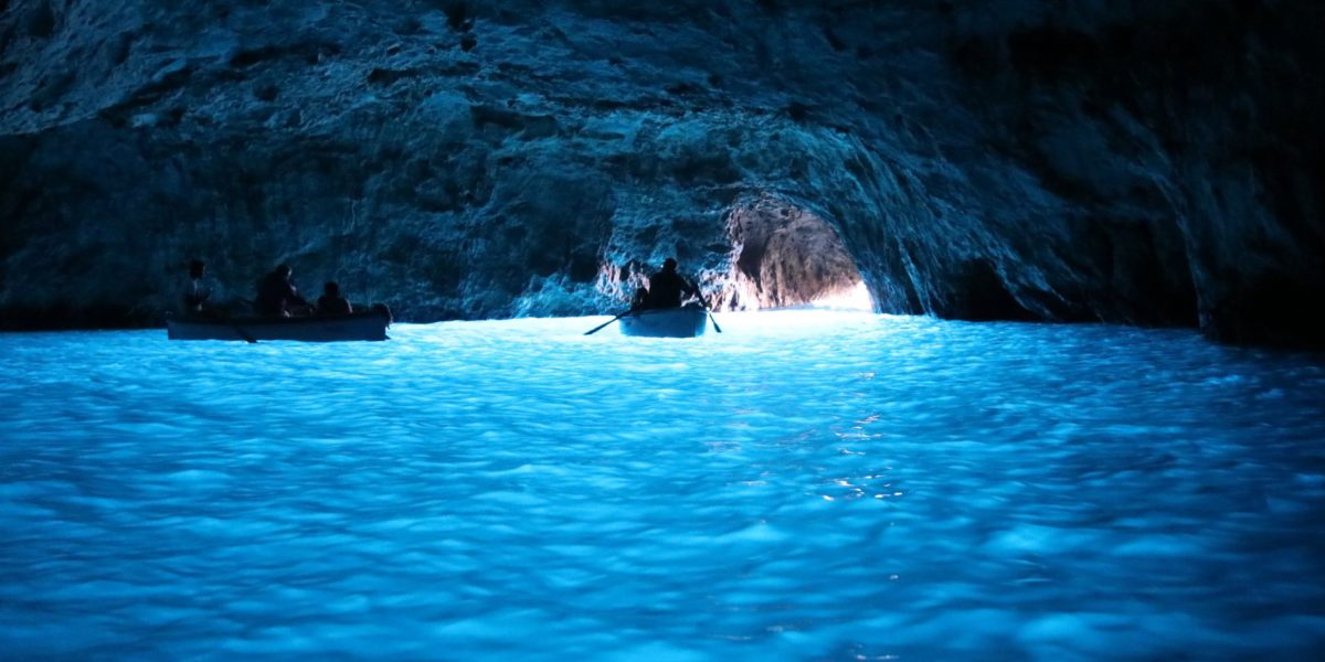 Excursión en barco a la famosa gruta azul, uno de los lugares más espléndidos para visitar.