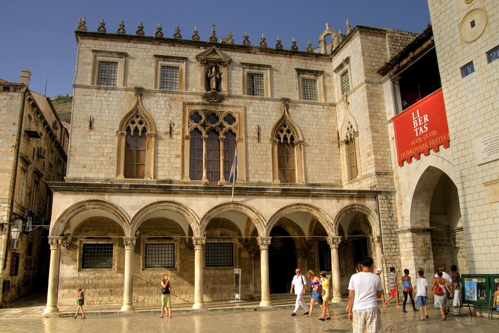 Descubre el Palacio de Sponza, uno de los edificios principales de la ciudad.