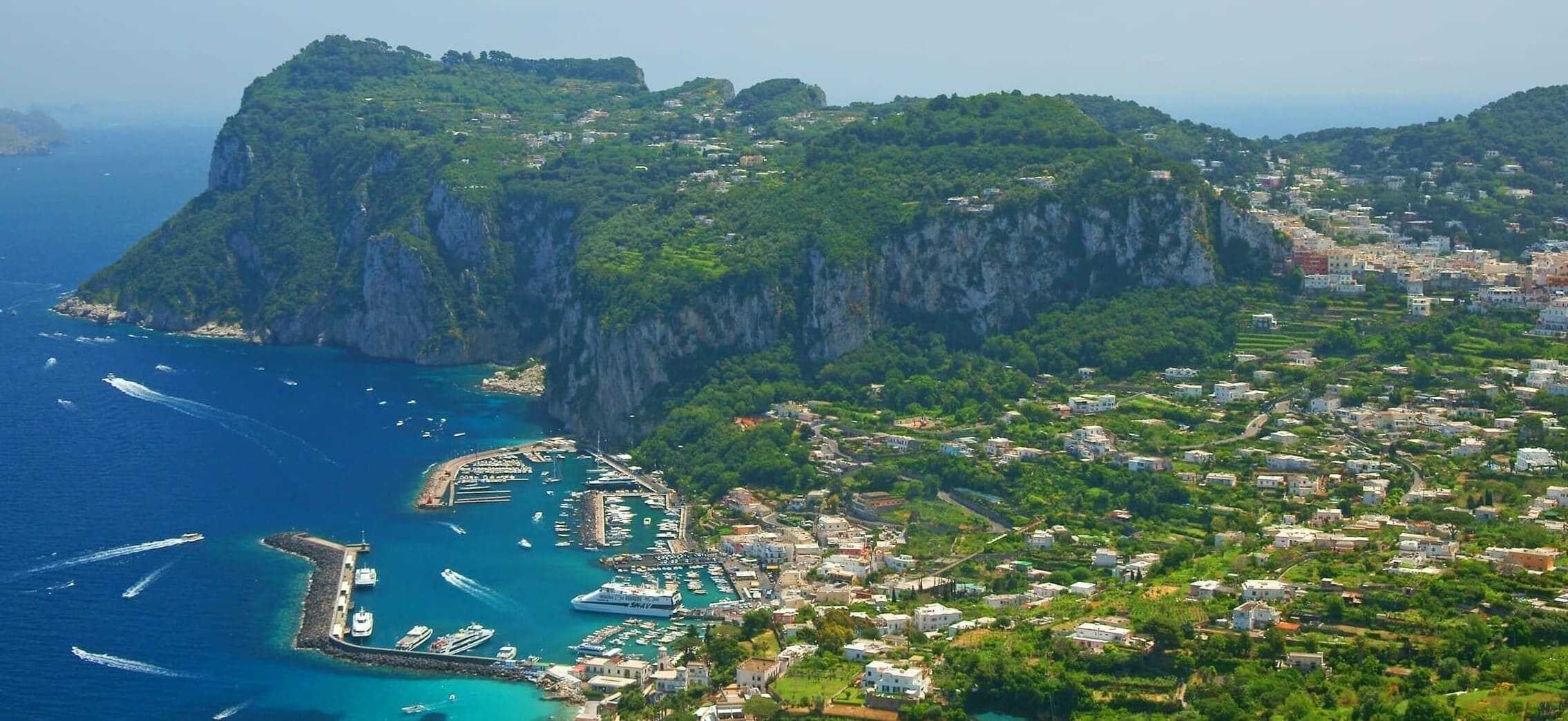 Vista aérea de la isla de Capri donde se puede observar el puerto de Marina Grande.