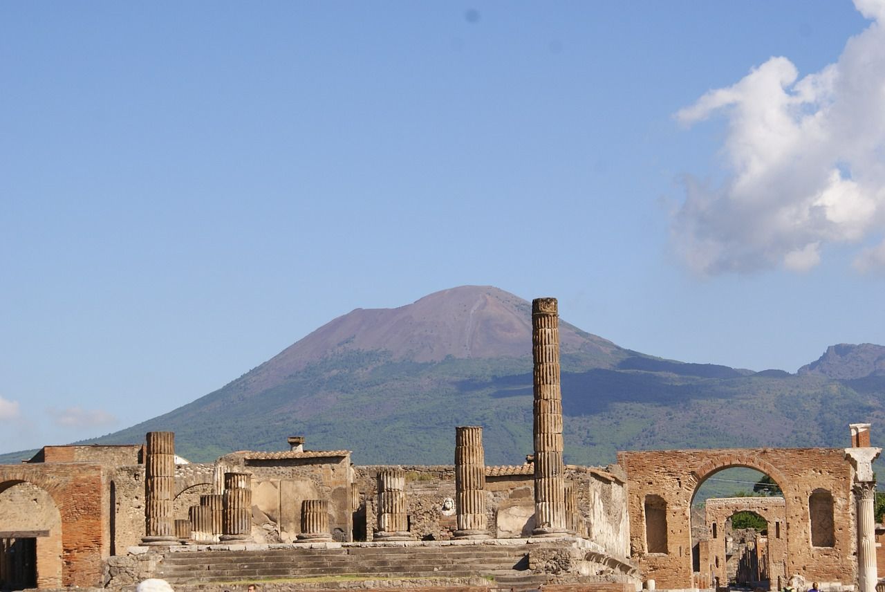 Vista del volcán Vesubio desde la ciudad de Pompeya. 