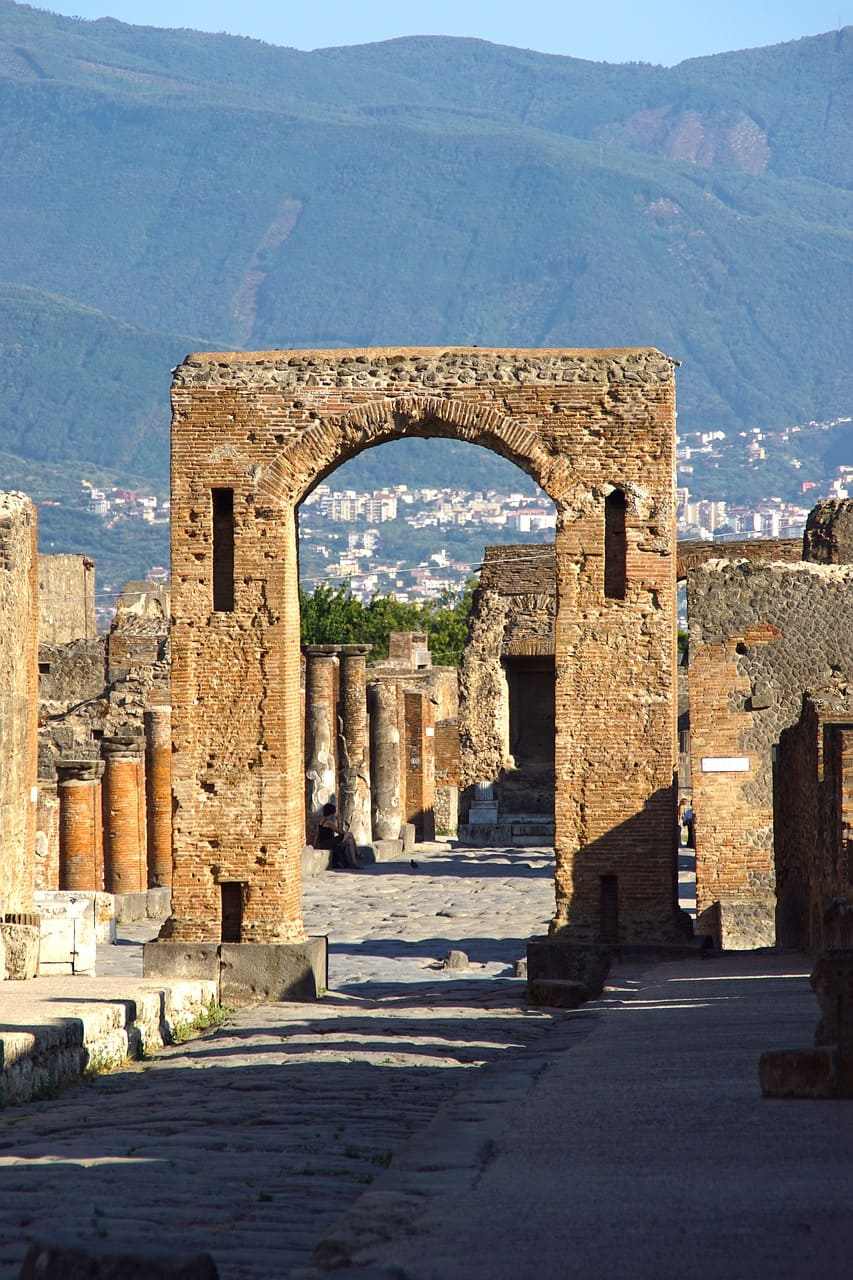 Puerta con arco en una calle de Pompeya por la que transitaban los ciudadanos en su vida cotidiana.