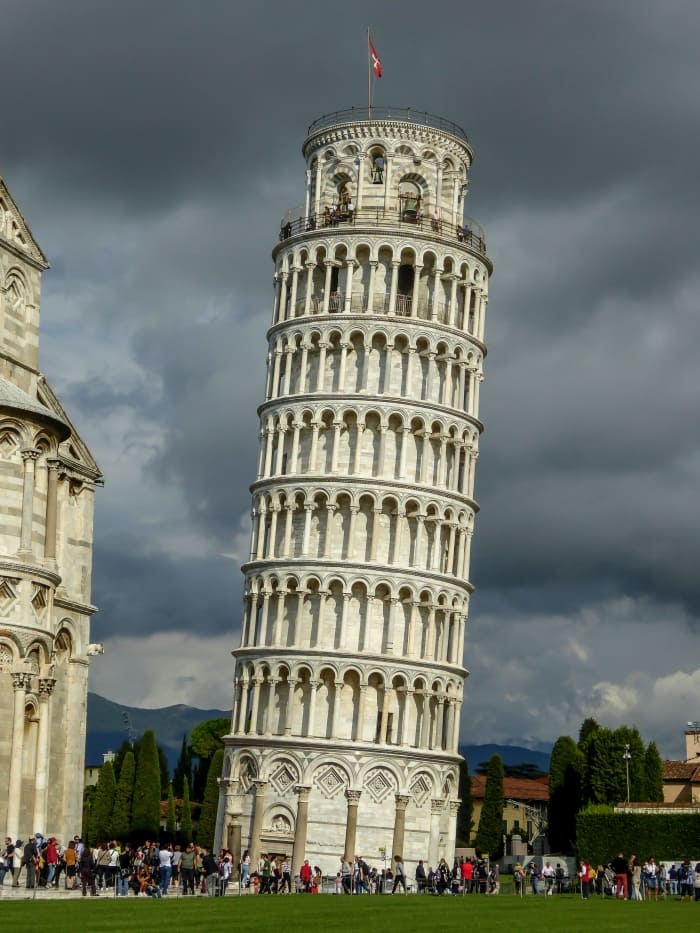 Vista de la Torre inclinada de Pisa desde Piazza dei Miracoli