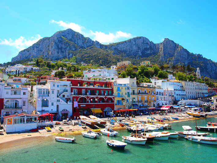 En el Puerto de Marina grande han atracado desde barcos piratas, lujosos navieros romanos y, en la actualidad, recibe a los barcos y ferris de turistas que quieren visitar Capri.