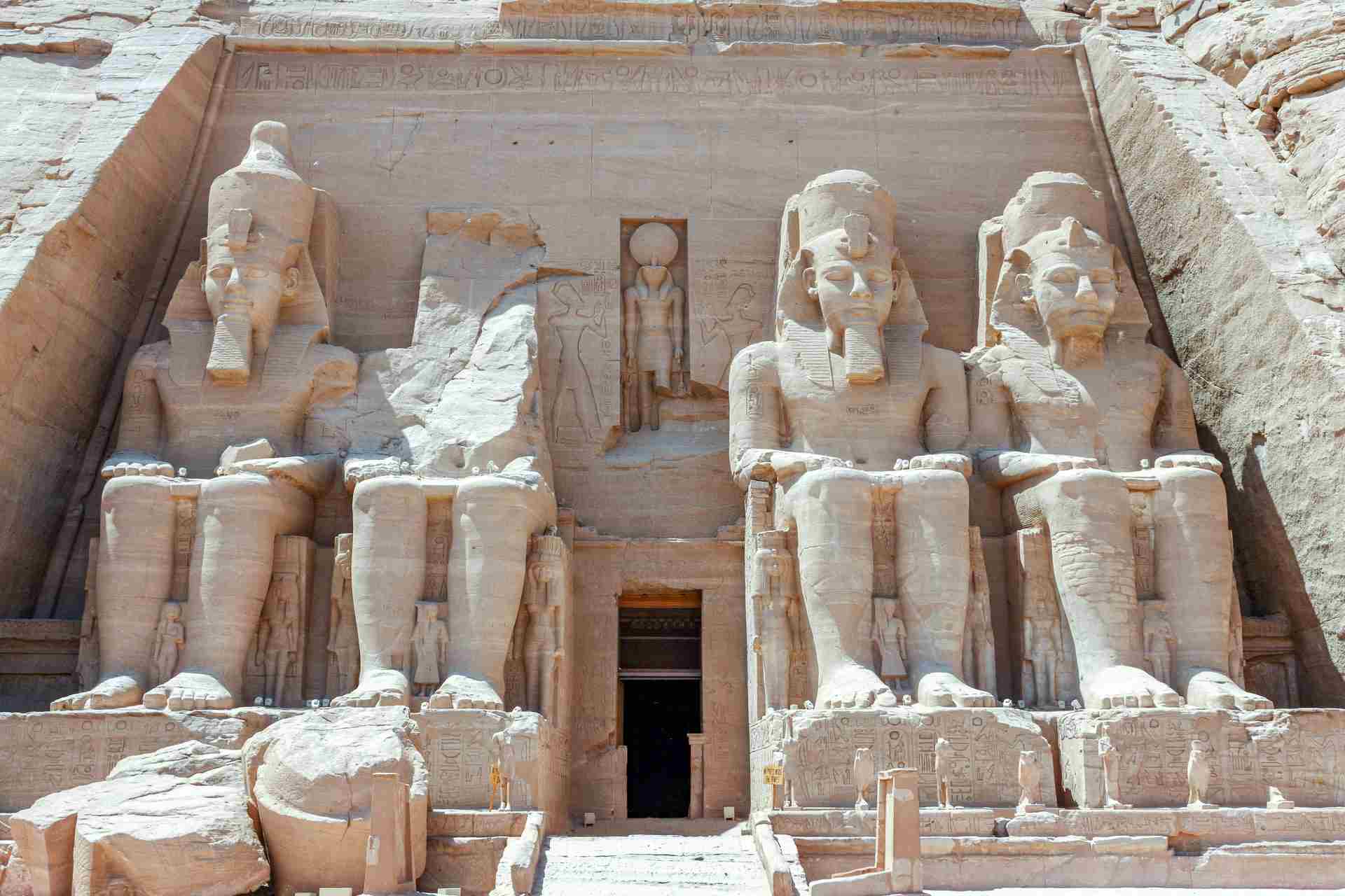 Entrada al templo de Ramsés II con los cuatro colosos sedentes.