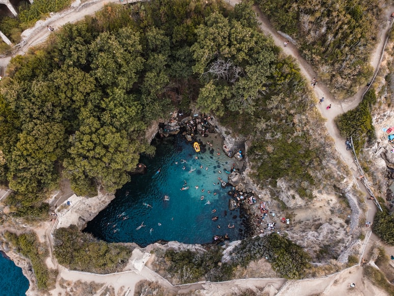 Vista aérea del Bagno della Regina Giovanna, una cala mágica donde podrás disfrutar de un baño y de las ruinas de la Villa de Pollio Felice.