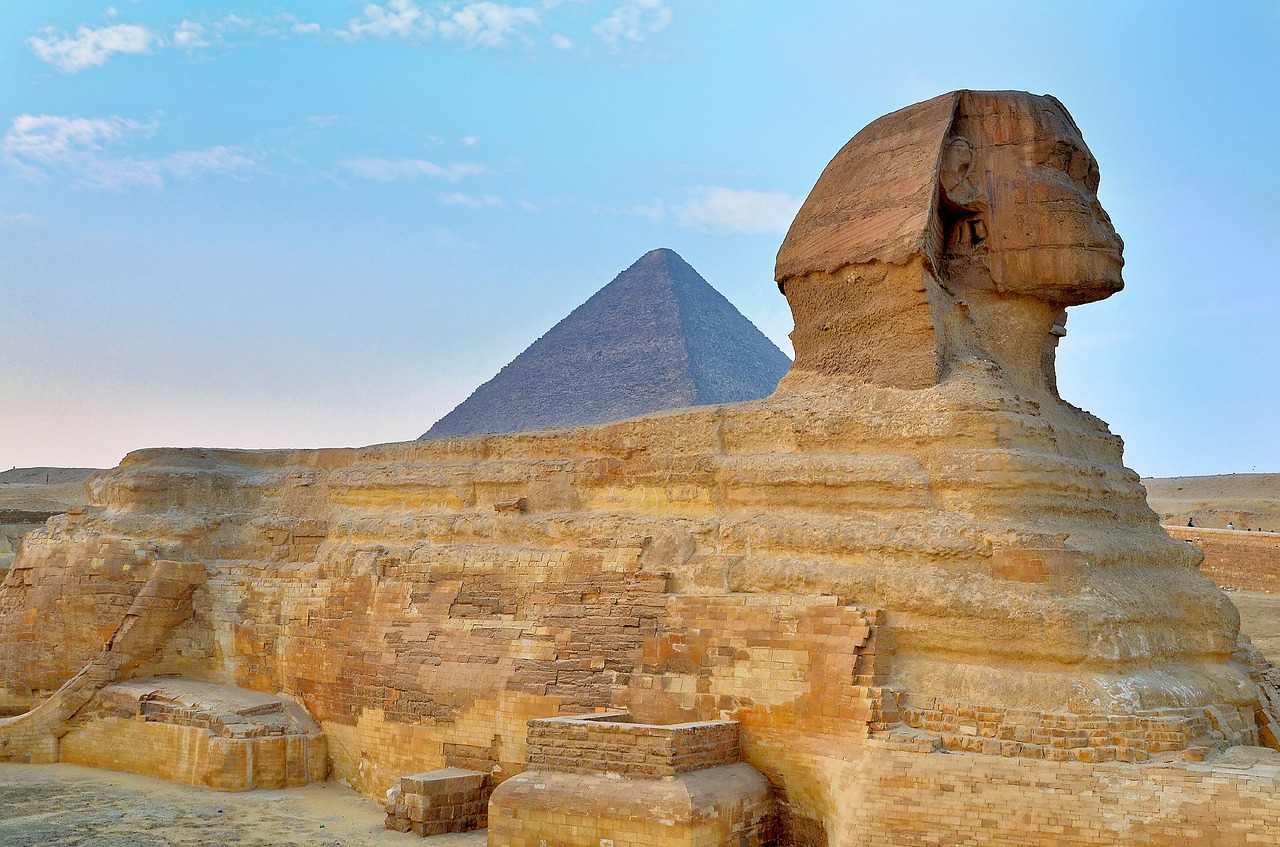La Gran Esfinge de Guiza, imponente guardiana de las pirámides.