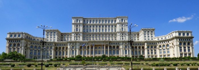 El imponente Palacio del Parlamento en Bucarest.