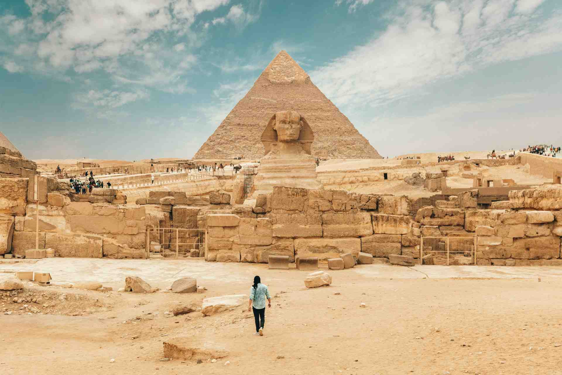 La Gran Esfinge de Guiza frente a la pirámide del faraón Kefrén