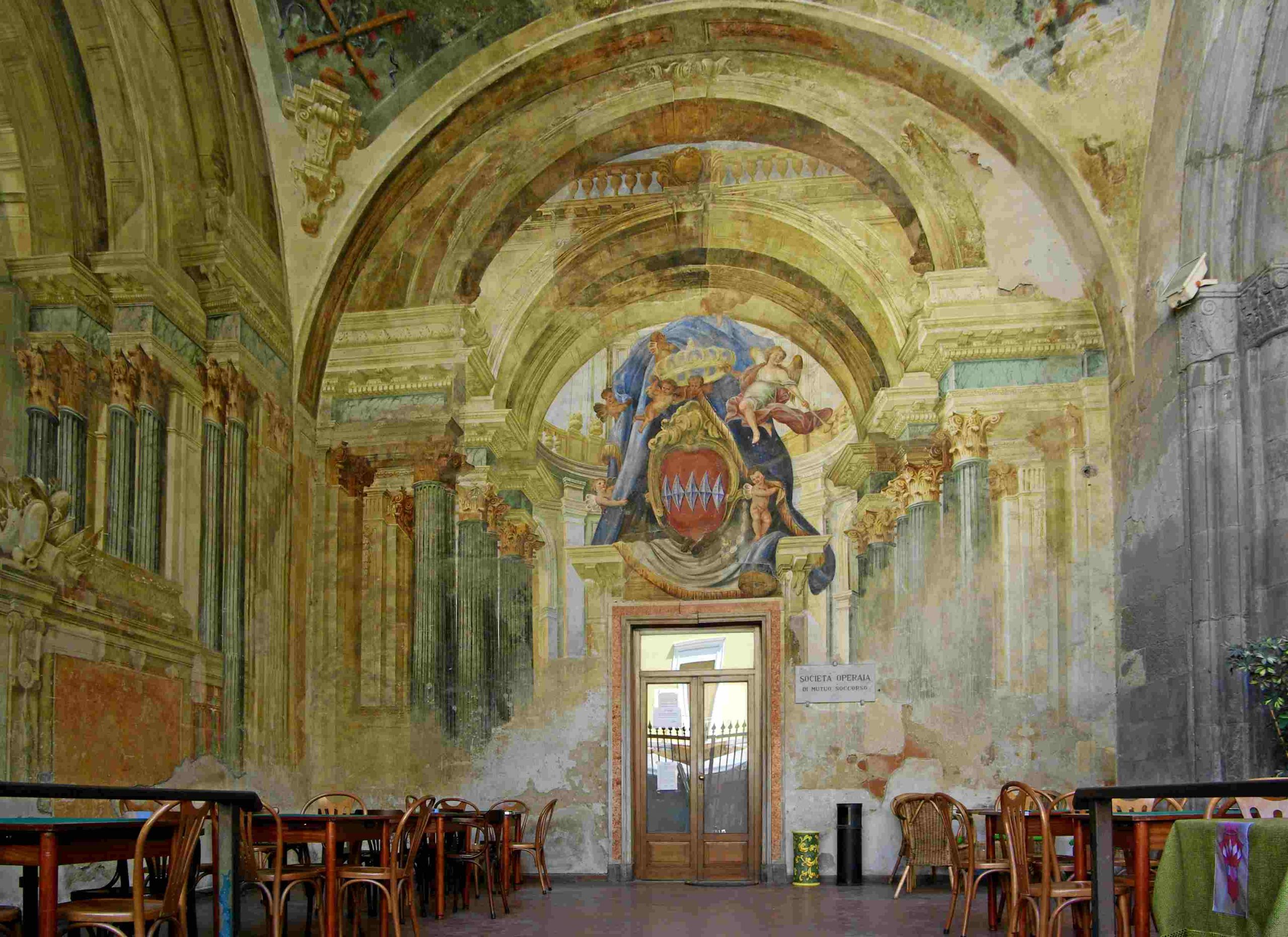 Sedile Dominova, en la vía San Cesareo de Sorrento. Admira sus impresionantes pinturas al fresco mientras descansas en cualquiera de las mesas.