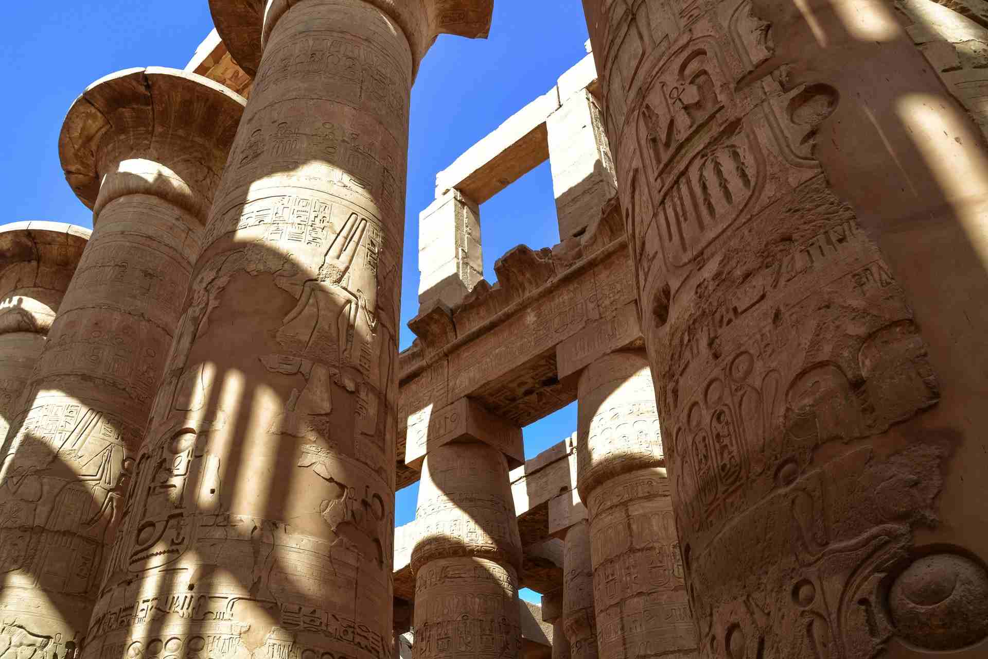 Templo de Karnak. Interior de sala con columnas.