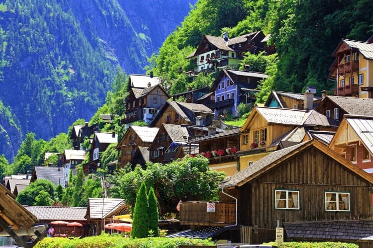 Deléitate con la arquitectura alpina del poblado de Hallstatt.