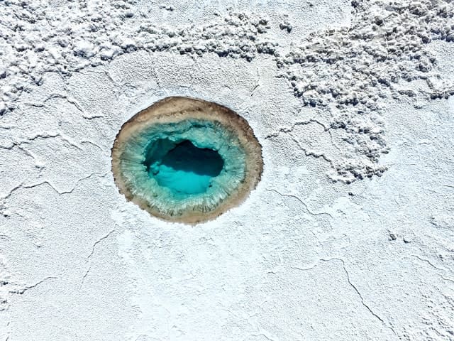 Vista desde arriba de una de las formaciones de los famosos "ojos de sal" del Salar de Uyuni.