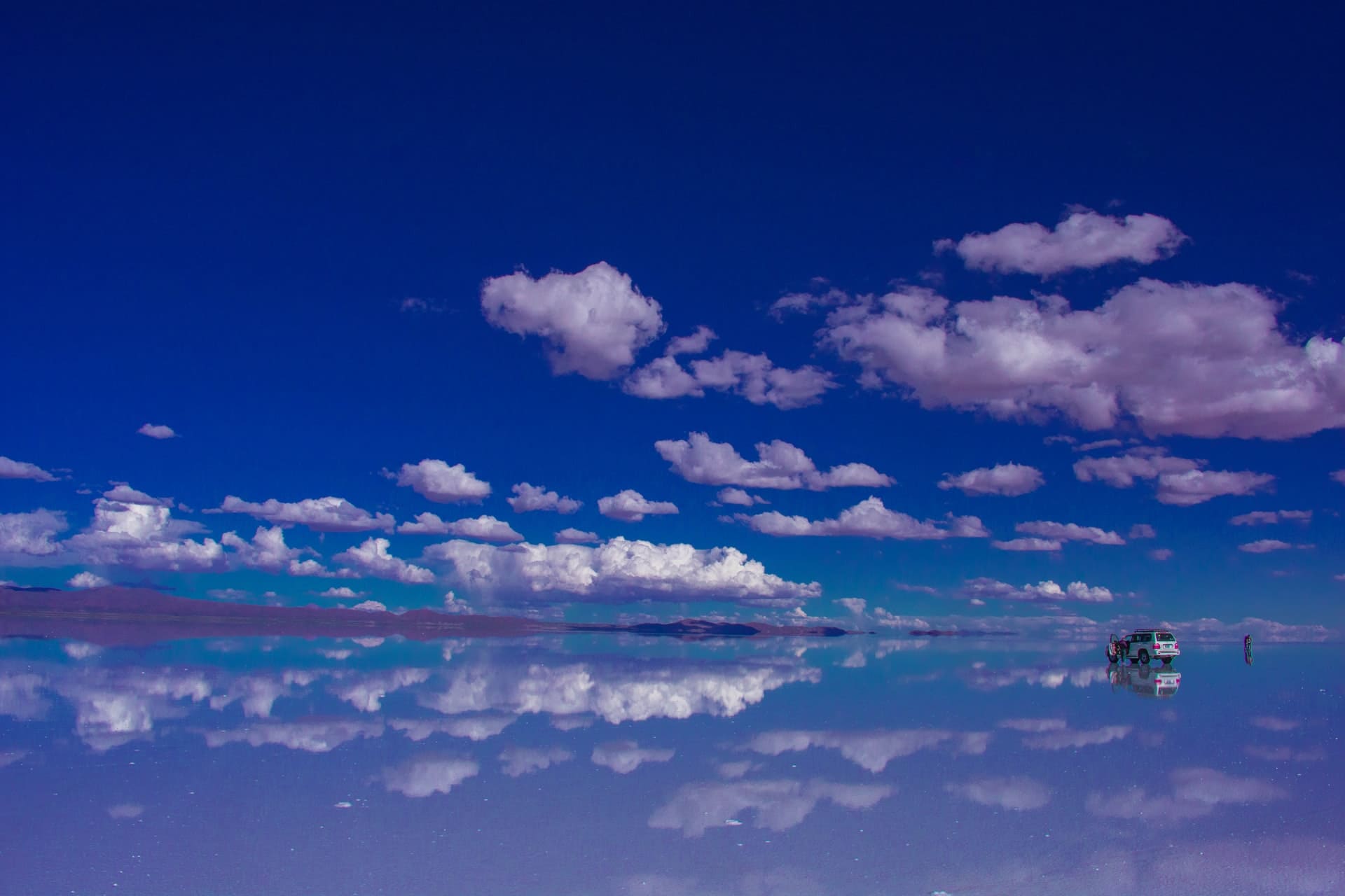 Época de lluvia en el Salar de Uyuni provocando el efecto espejo.